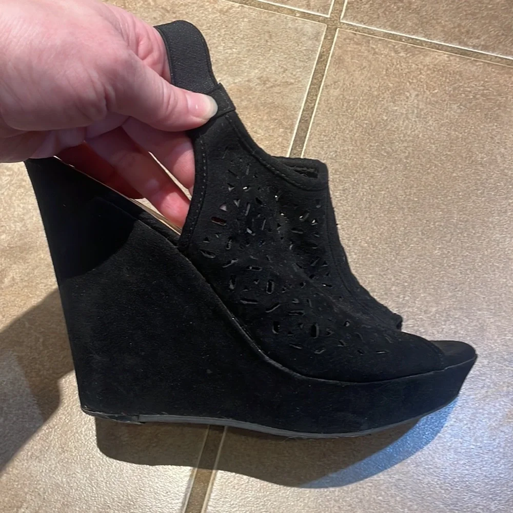 Chinese Laundry black Wedges! 8